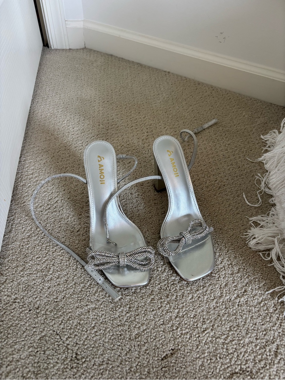 Amoji Amazon Silver Rhinestone Bow Heels 4inch *WORN ONCE